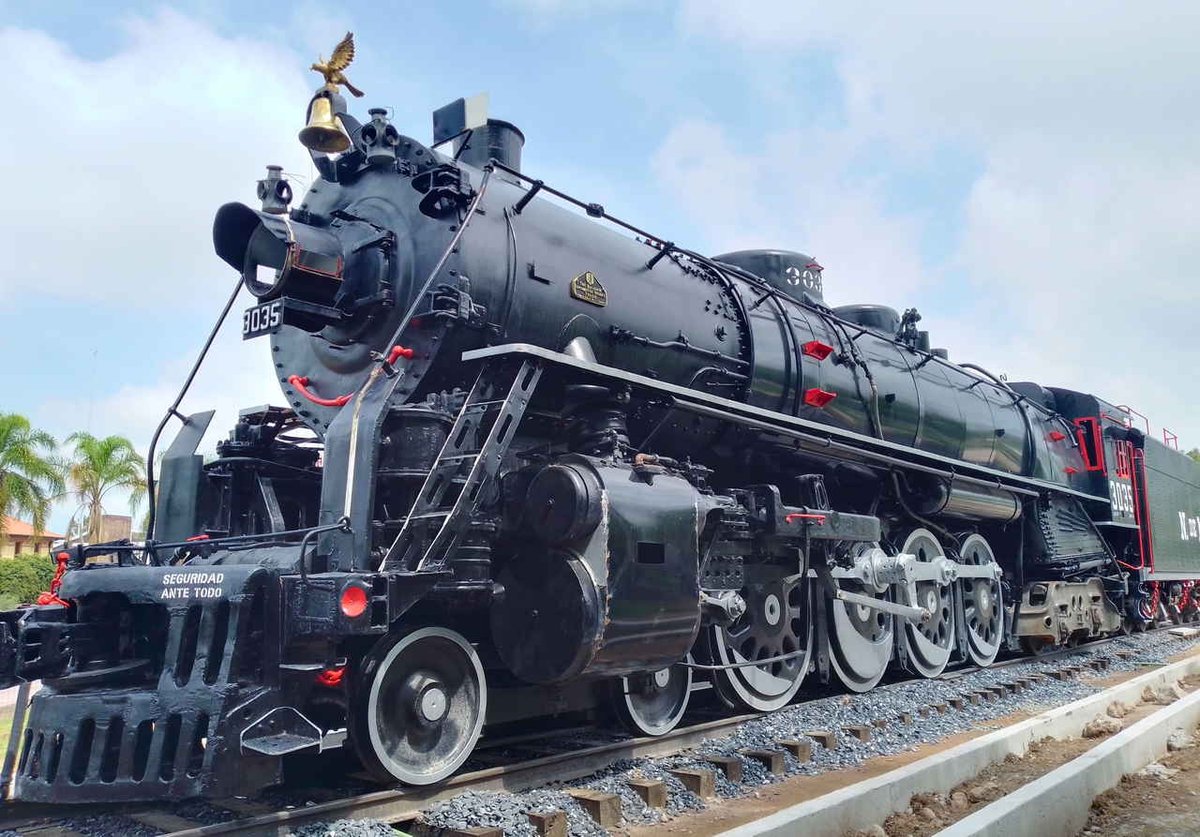 RailwayFan4's tweet photo. No niego que haya locomotoras en pésimas condiciones, pero aquéllas máquinas que están en museos e incluso aquéllas que no han tenido cuidados por parte de los ex ferrocarrileros, aficionados, etc. Qué quieren verlas aunque sea en un estado estético decente. https://t.co/XHzCfWjLyb