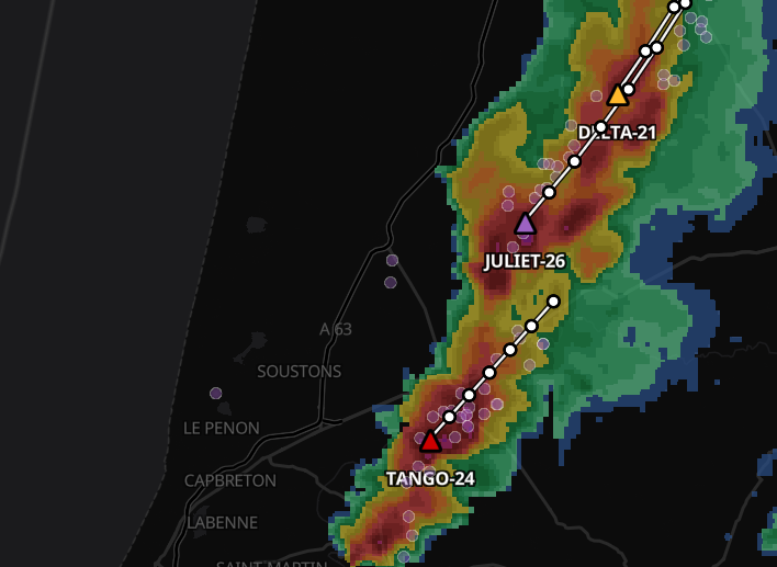 Thom_Wx's tweet photo. 17h13 DIRECT : 🔴 #ALERTE - Landes ⛈️

Une #supercellule très active traverse actuellement le département, avec plusieurs noyaux 

🔹 Secteurs : Soustons / Capbreton, remonte l'A63. 🔹 Dangers : Grêle et forte activité électrique. 
🔹 Radar : Intensité maximale (noyaux violets). https://t.co/CMCuxUhb3b