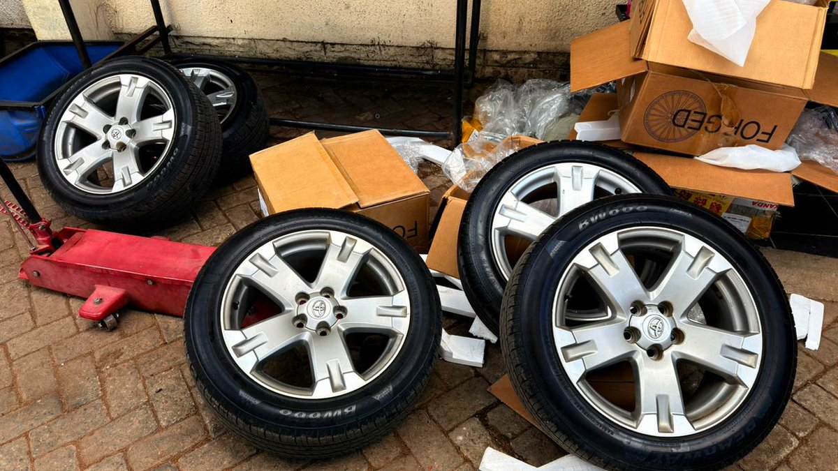 Kalasinga_'s tweet image. #Ad #ForSale

Toyota Rav4 18 inch wheels with 235/50/R18 tyres on sale! Set of 5!

Price 100k. 

Owner can sell rims and tyres separately. 

20k per rim and 10k per tyre. 

DM if interested!