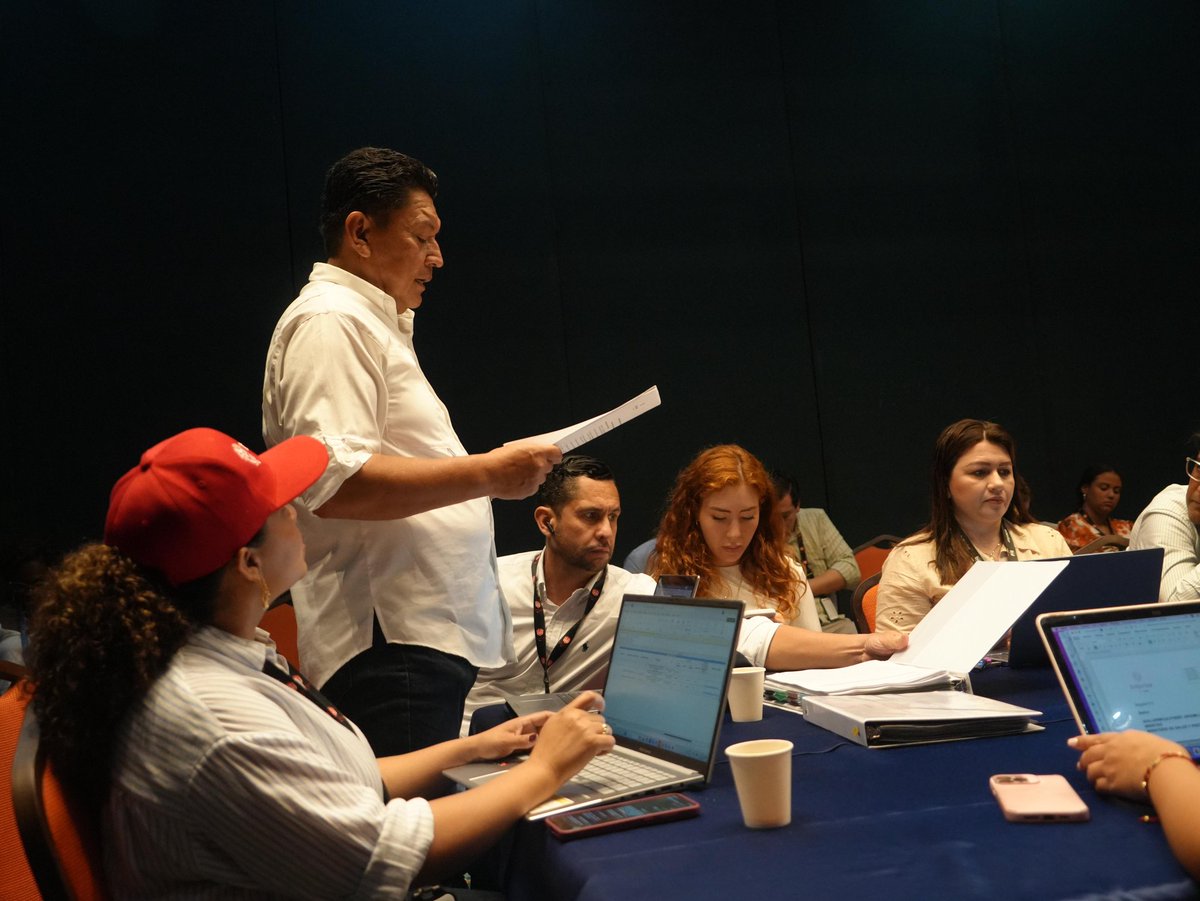 MinInterior's tweet photo. El equipo de  alto gobierno trabaja para  organizar las acciones institucionales que refuerzan el compromiso del Gobierno del  presidente @PetroGustavo con el territorio insular. https://t.co/DQRsikbahb