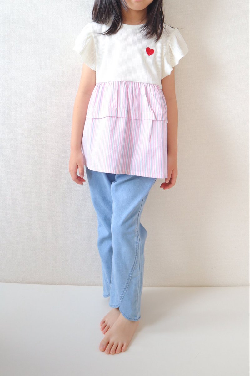 uw_29's tweet photo. @apreslescours さまのティアードタックドッキングトップス🫶
異素材ドッキングがオシャレで袖のフリルも可愛い💓
シャツ部分はしっかり伸ばして干せばシワになりにくくお手入れも簡単✨
120cm、19kgで130sizeを着用しており大きすぎず良いサイズ感😊
#PR
#mommyメイト https://t.co/e1pa4lx6Aq