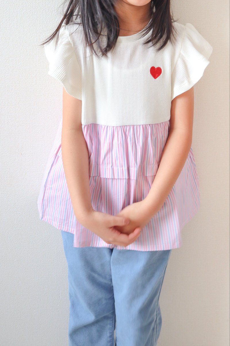uw_29's tweet photo. @apreslescours さまのティアードタックドッキングトップス🫶
異素材ドッキングがオシャレで袖のフリルも可愛い💓
シャツ部分はしっかり伸ばして干せばシワになりにくくお手入れも簡単✨
120cm、19kgで130sizeを着用しており大きすぎず良いサイズ感😊
#PR
#mommyメイト https://t.co/e1pa4lx6Aq