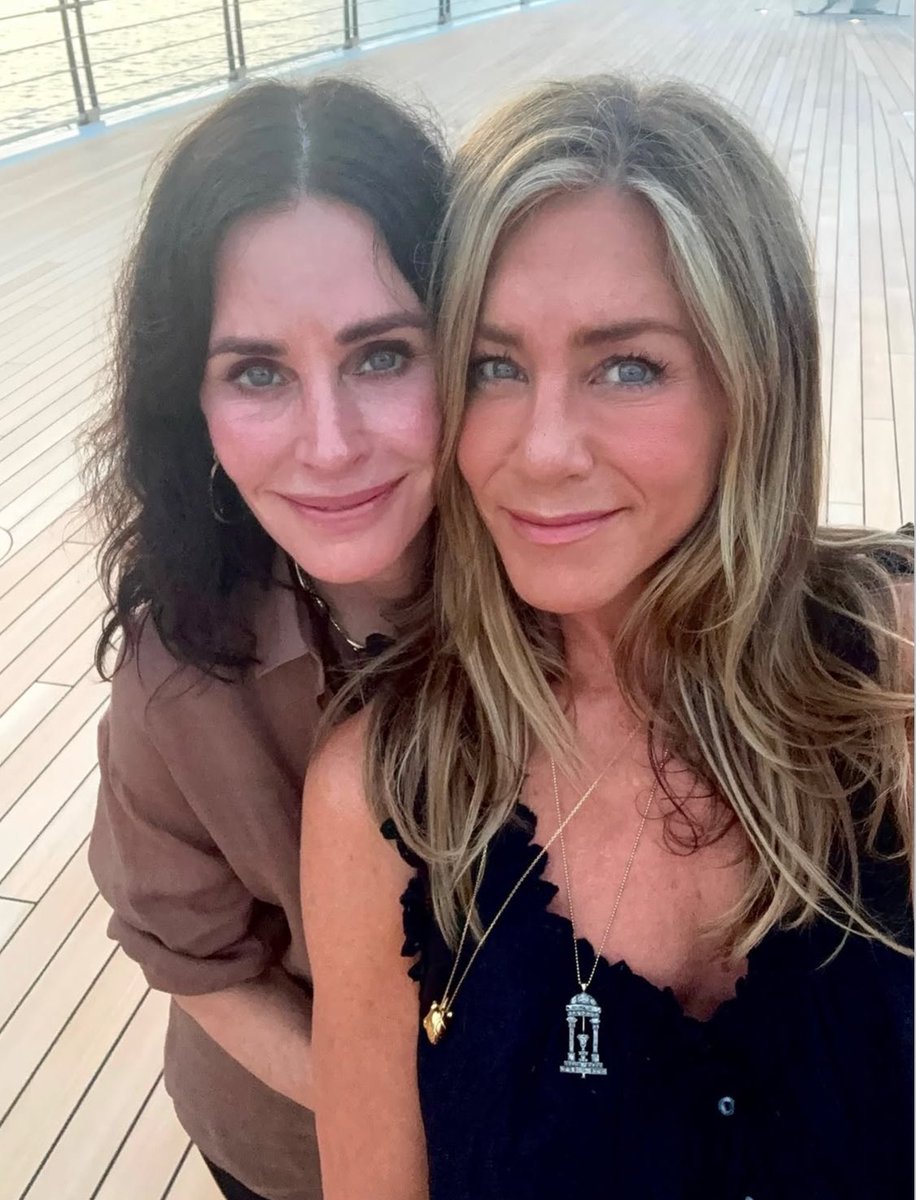 privatejen26's tweet photo. Me and Courtney ❤️
#jenniferanistonfans https://t.co/NR68Zewqbq