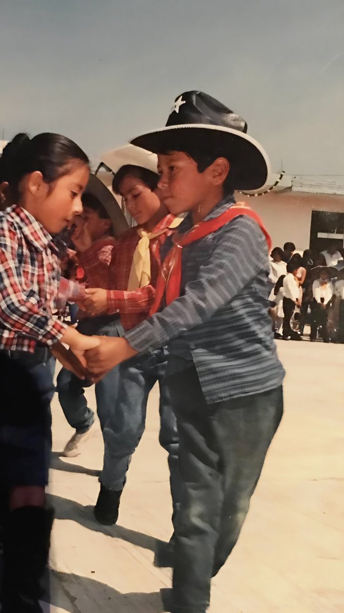 ¿Qué tal este baile que me aventé? 🤠 Una foto del recuerdo en el #DíaDeLaNiñez. 
Pongamos al centro a las niñas y niños de México. 🇲🇽🍊