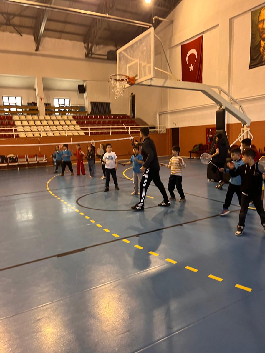 torulgm's tweet photo. Torul Gençlik ve Spor İlçe Müdürlüğü &amp; Torul Gençlik Merkezi olarak kapalı spor salonunda gençlerimizle buluştuk. 🏓🏀🏐🏹
Badminton, masa tenisi, okçuluk, basketbol, voleybol, körling, golf ve VR ile dolu dolu etkinlikler gerçekleştirdik.
#TorulGençlikMerkezi #GSB #Torul https://t.co/bQJAZQByKh