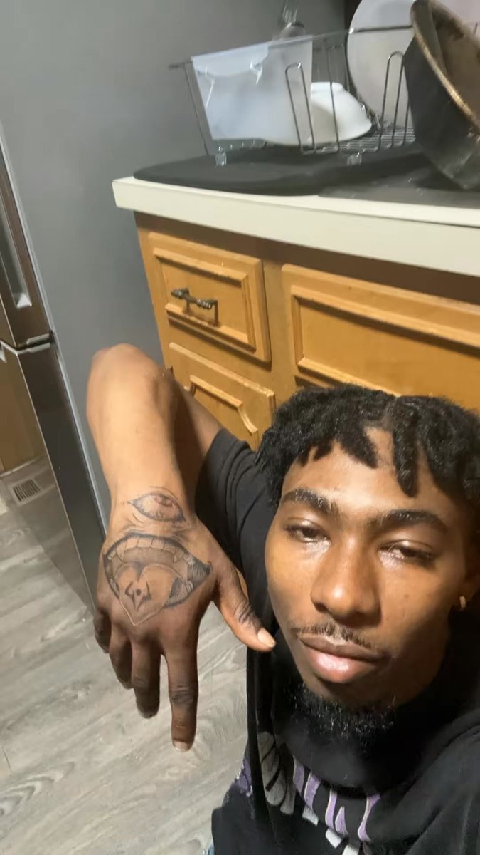 blessediguess1's tweet photo. Bruh i got hair now shii crazy https://t.co/NIn38l68nQ