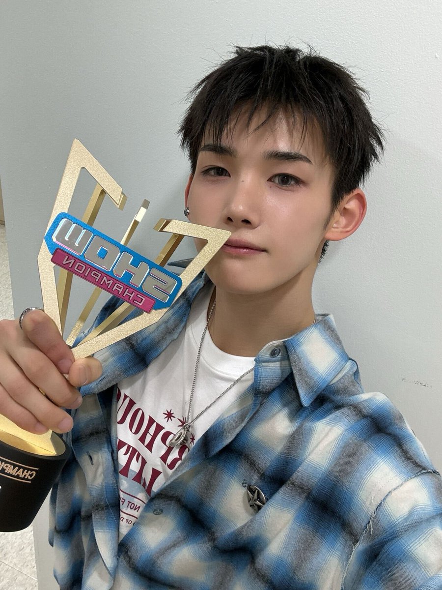 lukayumu's tweet photo. @Snow_Angel2002 the skin under his eye seems to be irritated… some are saying it’s better and others are saying it’s not so we’ll have to see😞 https://t.co/NUVKvZZQCO