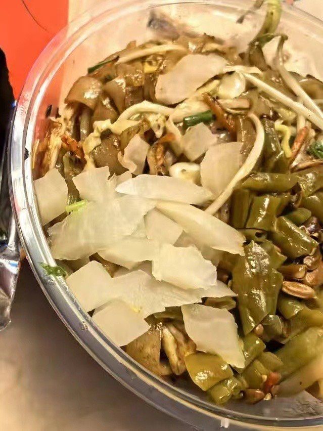 AlmeaCarlas's tweet image. "Dive into Thai street food vibes!  Today’s pick: Pad Thai with extra peanuts u0026 lime—sweet, tangy, crispy, all in one bite. Where’s your go-to Thai spot  #ThaiFood #StreetFoodLovers"
