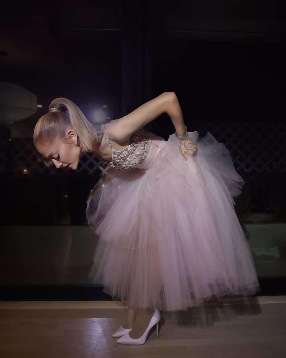 ariana feeds tweet media