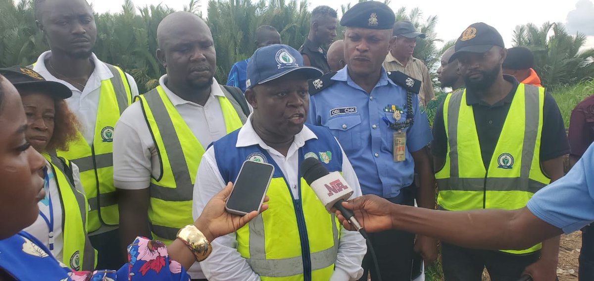 WaterwaysNG's tweet photo. SAFETY IS A COLLECTIVE OBLIGATION - ONUOHA 

The National Inland Waterways Authority (NIWA) Calabar Area Manager, Dr. Stanley Onuoha made this known at a first quarter sensitization campaign in Henshaw Town Beach, Calabar. https://t.co/IjUJDk1f3L