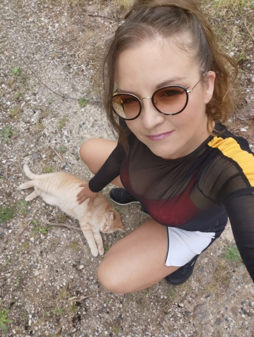 EstGill's tweet image. Salut les amis ! ☀️
Pause câline féline en pleine nature… La vie est belle !
Et vous, bonne journée jusqu’ici ? 😄🐾
#CatLover #Soleil #nature