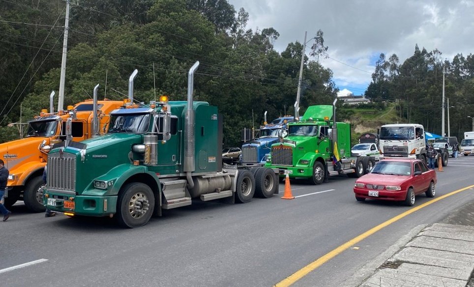vtv_ecuador's tweet photo. #País: ¡Ventas bajas! 😔📝🎙Las empresas advierten de una caída del comercio internacional por el puente de #Rumichaca por la guerra arancelaria. Esto a pocos días de que entre en vigencia la tasa de seguridad del 100 % impuesta para productos importados desde #Colombia. https://t.co/ZSbLDbLZg8