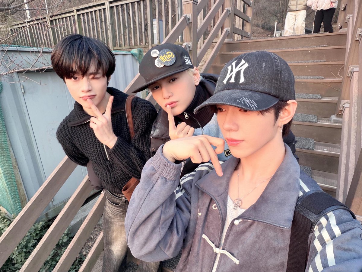 OfficialVIPGang's tweet photo. Zayyan confirmed that the photos JL shared on Weverse DM were taken during their hang out last Ramadan in a cafe in Yongsan which they also posted matching pictures of the sunset.

#XODIAC #소디엑 #ZAYYAN #자얀
 https://t.co/hEWzRzczo6