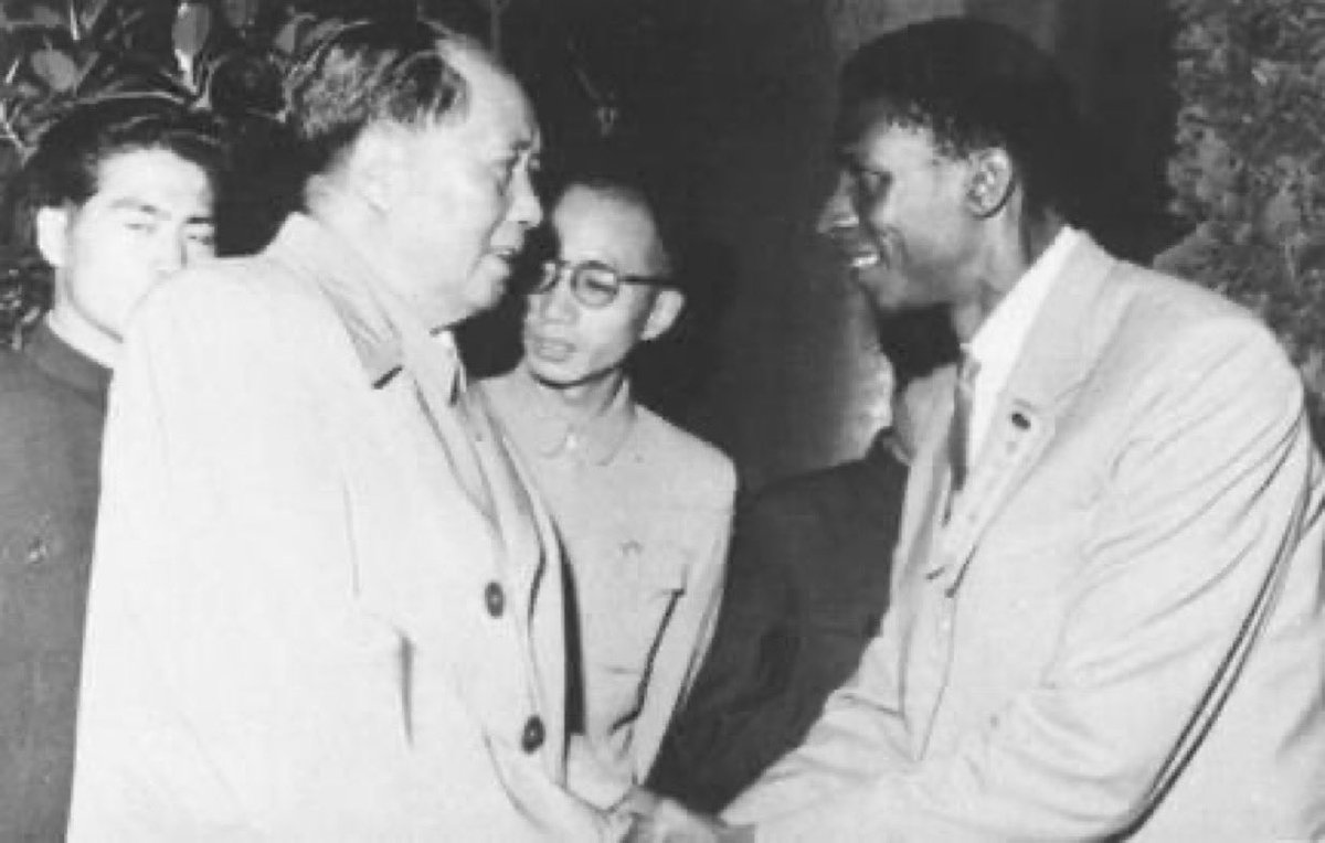 Portrait de Mao Tsé-Toung à gauche et de Jacques Stephen Alexis à droite, capturé en 1961.