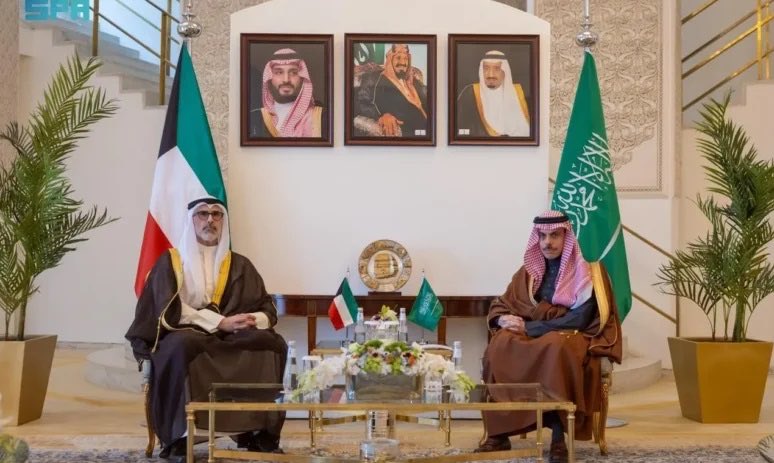 وزير الخارجية السعودي يتحدث مع نظيره الكويتي حول الأوضاع الإقليمية