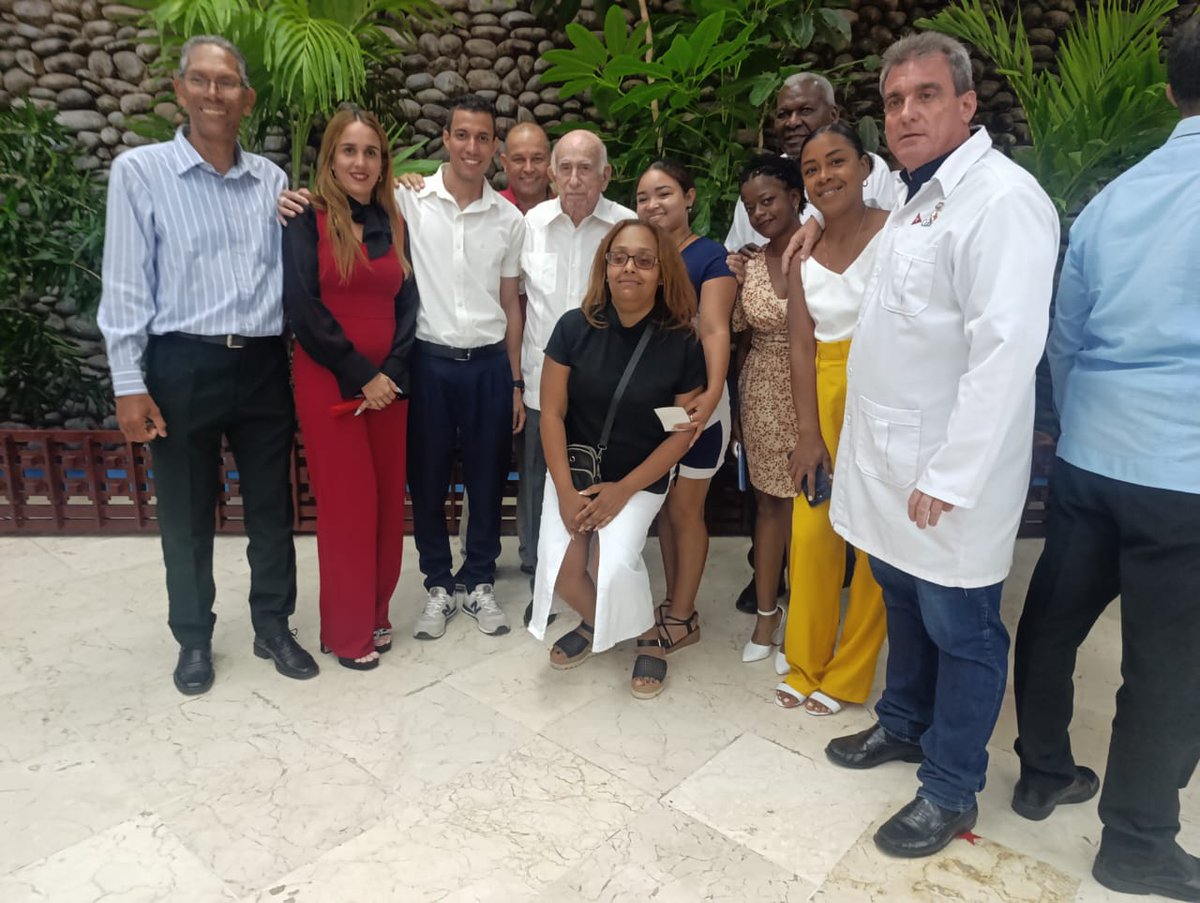 LaAnirhabana's tweet photo. Participan en representación de las innovadoras capitalinas @LraveloDelfin e itsel. En la entrega de condecoraciones en la #Habana. Estuvieron presentes @DiazCanelB, @Colina_CTCuba entre otras grandes e importantes personalidades. 
#InnovarEsCrecer https://t.co/IYNxDGpk7f