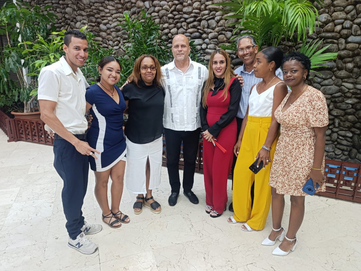 LaAnirhabana's tweet photo. Participan en representación de las innovadoras capitalinas @LraveloDelfin e itsel. En la entrega de condecoraciones en la #Habana. Estuvieron presentes @DiazCanelB, @Colina_CTCuba entre otras grandes e importantes personalidades. 
#InnovarEsCrecer https://t.co/IYNxDGpk7f