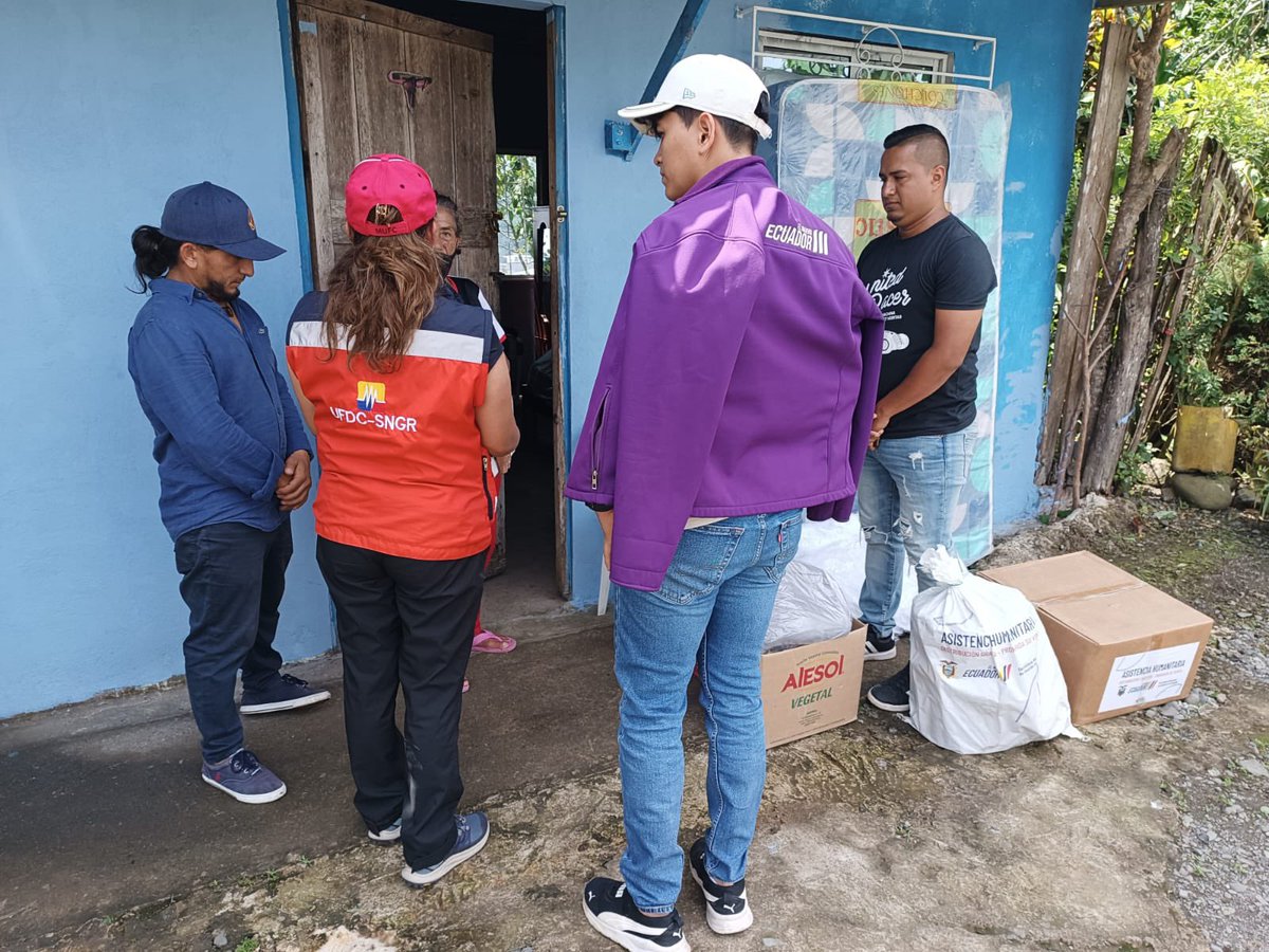 Riesgos_Ec's tweet photo. 📍 #Chimborazo

Tras el incendio estructural registrado en el cantón Cumandá, parroquia La Matriz, el Gobierno Nacional, liderado por el presidente Daniel Noboa, está junto a la gente en Chimborazo.

A través de la Secretaría Nacional de Gestión de Riesgos, en coordinación con las autoridades locales, se entregó asistencia humanitaria a varias personas  afectadas.

Seguimos en territorio, acompañando a nuestra gente y protegiendo vidas. 🇪🇨💜

@CaroLozanoHaro 
@Presidencia_Ec 
@ComunicacionEc 
@GoberChimborazo 

#ElNuevoEcuador