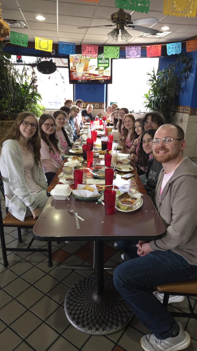 myLSPS's tweet image. 😋 Spanish 4 and 5 students from @LSHSShorian enjoyed a field trip to Mi Pueblo in Detroit. Yum! #myLSPS