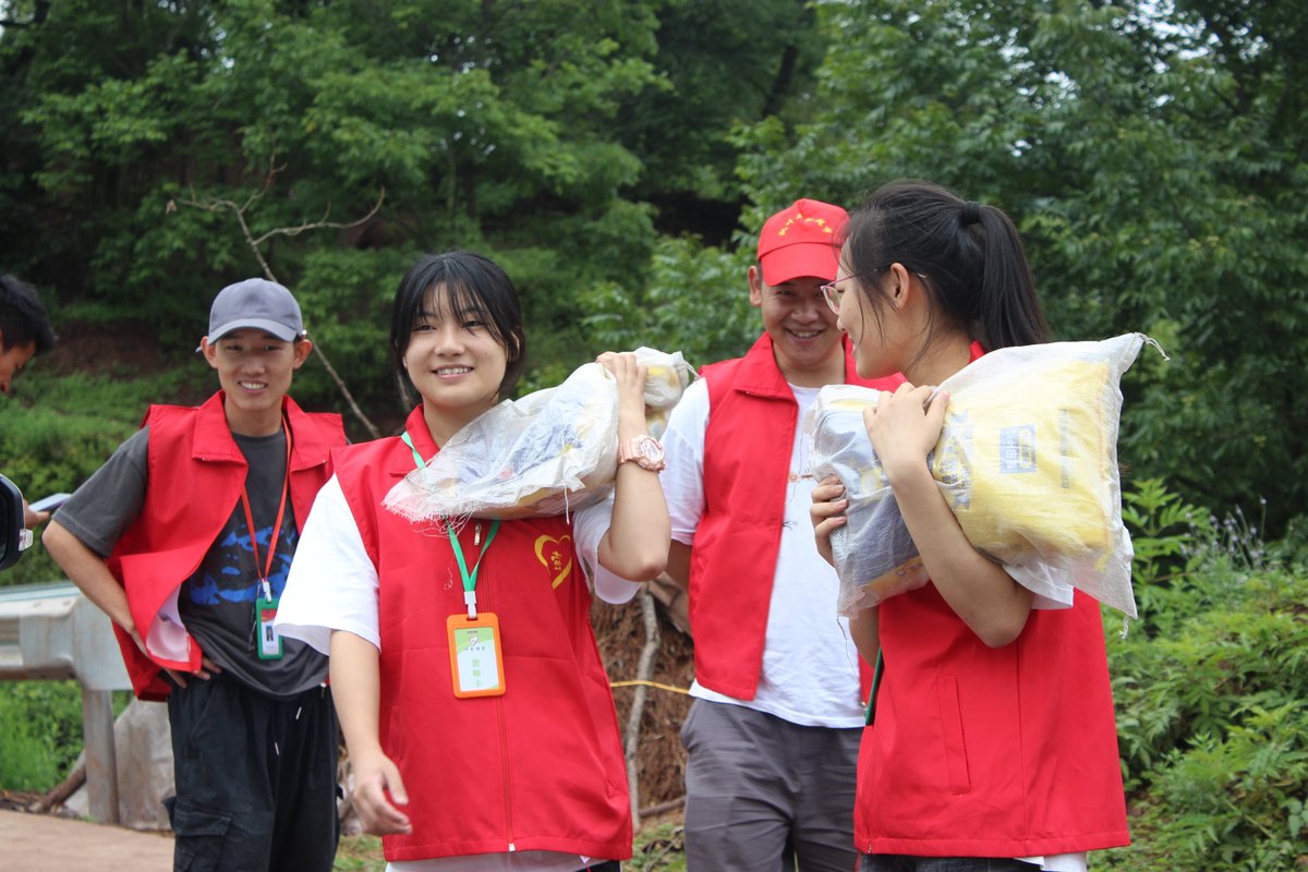 neelesh_ajmera's tweet image. Spent the weekend packing 200+ care kits for unhoused neighbors! Joined 15 volunteers to sort snacks, hand warmers, and hygiene products—every small act adds up. Grateful to stand with our community.  #VolunteerLife #CommunityImpact