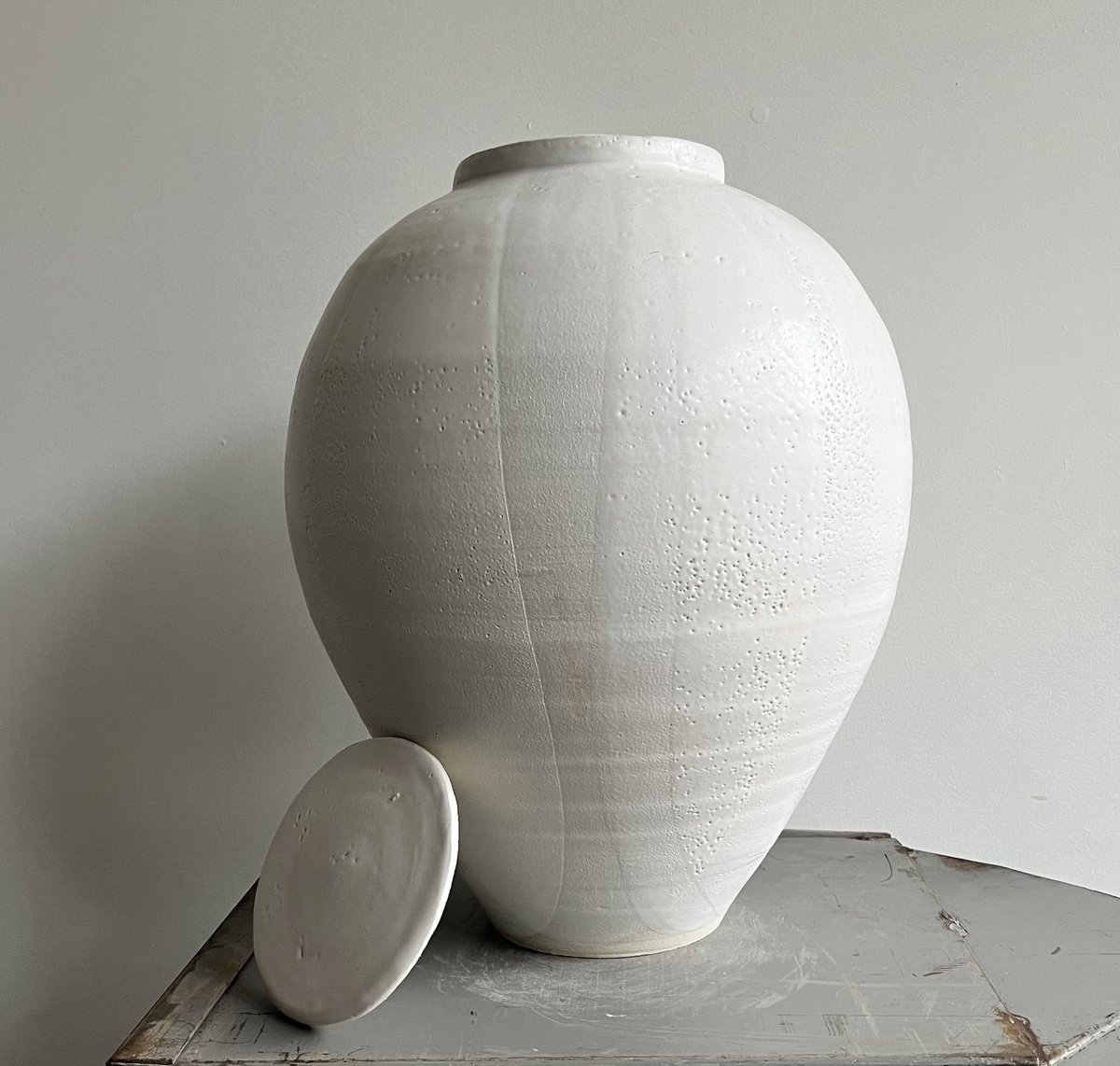TorontoART's tweet image. LUKE PESTL // Toronto, ON and Lunenburg, NS

Contained
glazed porcelain
Two (2) pieces
Height: 15.5 x Width: 12.5 inches
The #art of #ceramics 

#AtTheGallery ingramgallery.com/artists/luke-p…
