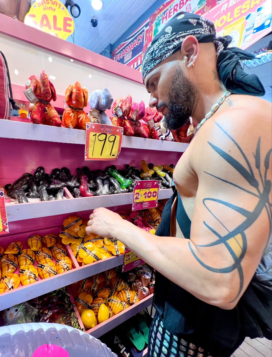 hendancer's tweet photo. Shopping in Thailand ��🇭 https://t.co/tmHMBKlzwr