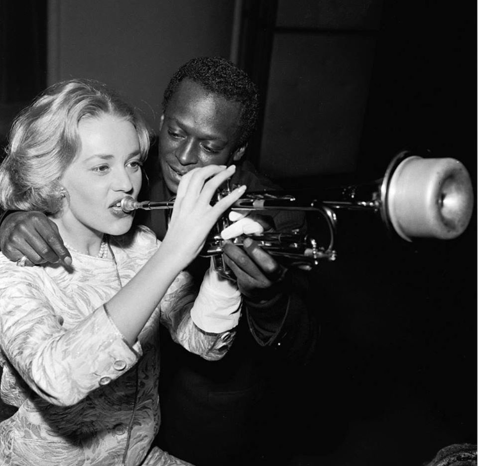 FackuDR's tweet photo. Academias del profesor Acoso. Versión Miles Davis con <3 Jeanne Moreau <3 https://t.co/y79HRPHwLQ