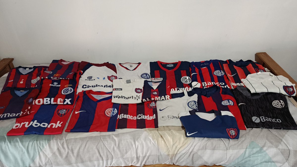 ElYacare24's tweet photo. cada tanto me gusta hacer un post de este estilo

Les presento mi humilde colección de Camisetas, recientemente llegué a las 50 camisetas (se aceptan más para seguir aumentando)

Destaco la Lotto blanca que tiene la firma del mismísimo Bernardo Romeo. Aunque casi no se vé, sigue https://t.co/ZuYl8ry2ya