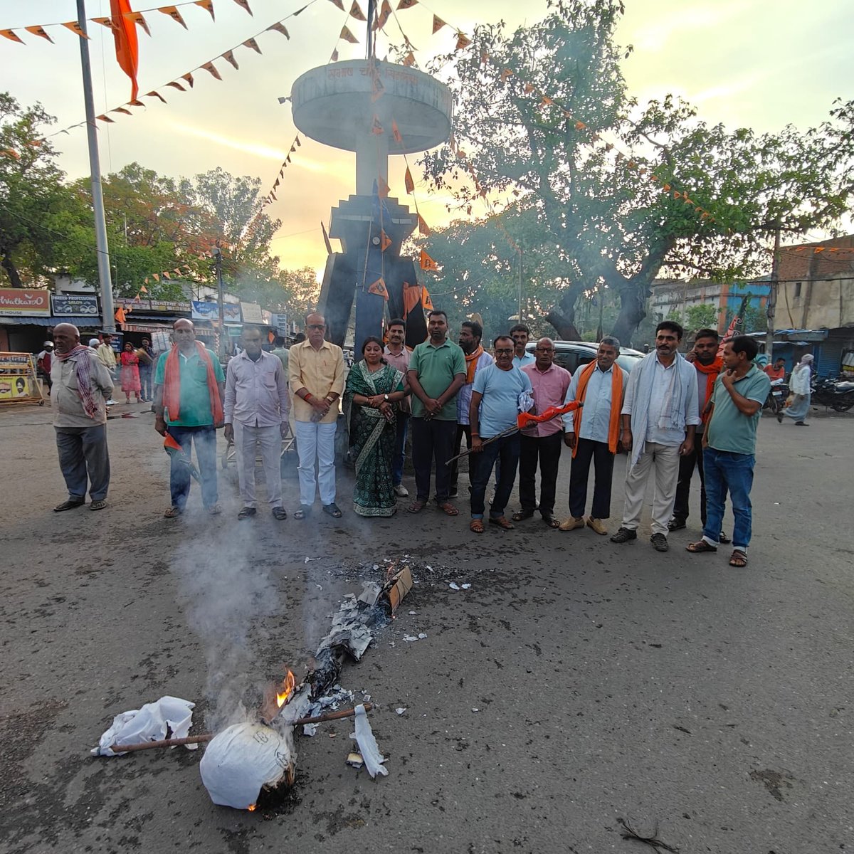 AnamikaDevi19's tweet photo. दिनांक: 30 अप्रैल 2026 | दिन: गुरुवार
आज चतरा जिले के सिमरिया प्रखंड अंतर्गत सुभाष चौक पर  भारतीय जनता पार्टी महिला मोर्चा के जिला अध्यक्ष अनामिका देवी के उपस्थिति में महिला जन आक्रोश सम्मेलन का सफल आयोजन किया गया। https://t.co/HA1Dle5Ewz