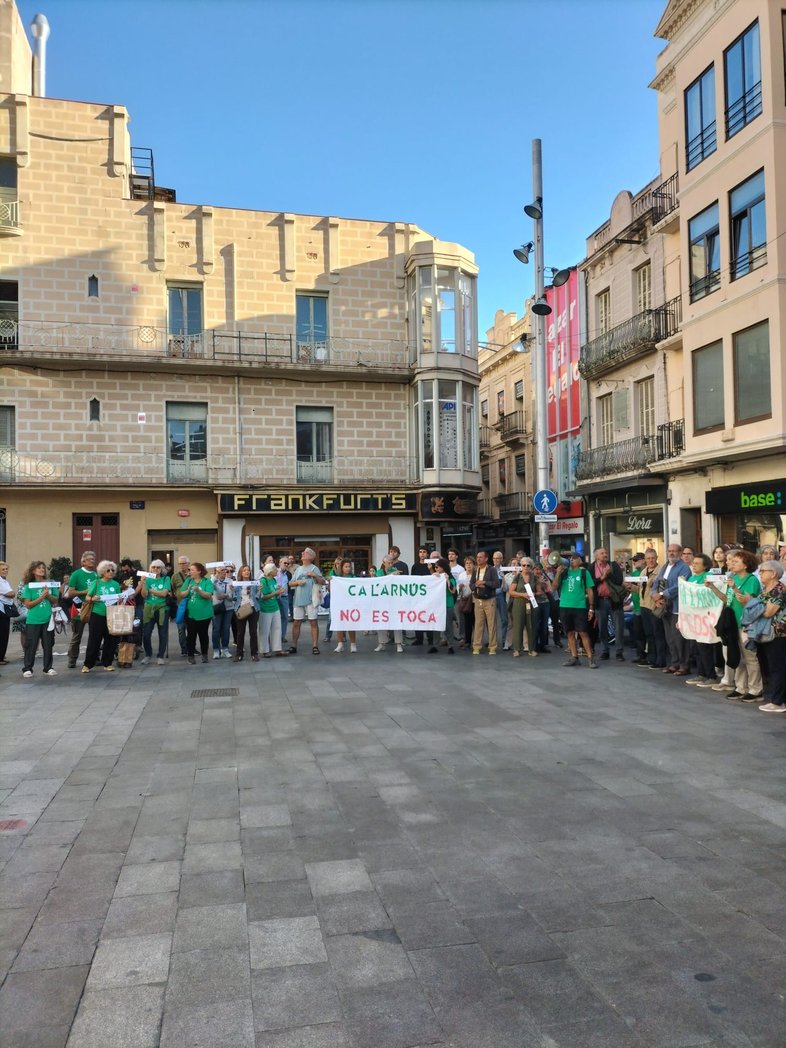 Defensacalarnus's tweet photo. 📢Amb motiu de la lectura al Ple d'una moció per aturar la Urbanització de l'entrada històrica de Ca l'Arnús i l'espoli del Parc, convoquem:

🚩Pl. Ajuntament 
📅 Dl 4/5 
🕠 17:30h

👉🏽Per fer-li saber a @AjBadalona  que NO VOLEM PISOS A CA L'ARNÚS I VOLEM EL PARC SENCER🌳

Veniu! https://t.co/ftGNn78mal