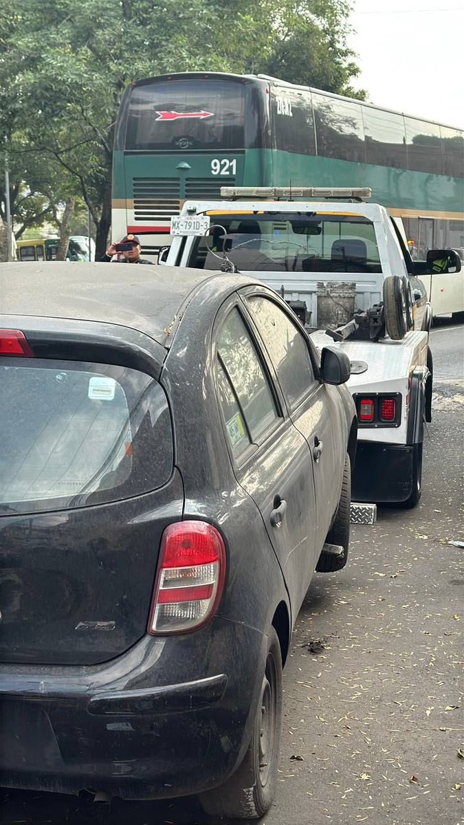 LopezCasarinJ's tweet photo. Un auto abandonado puede convertirse en un foco de riesgo. Por eso, la #Estrategia360ÁO impulsa el operativo de chatarrización en Álvaro Obregón.

Ayúdanos a prevenir: repórtalo  📞 #BasePlata: 55 5272 0222.

 #CasarínAlcalde https://t.co/1k3yXoaujF