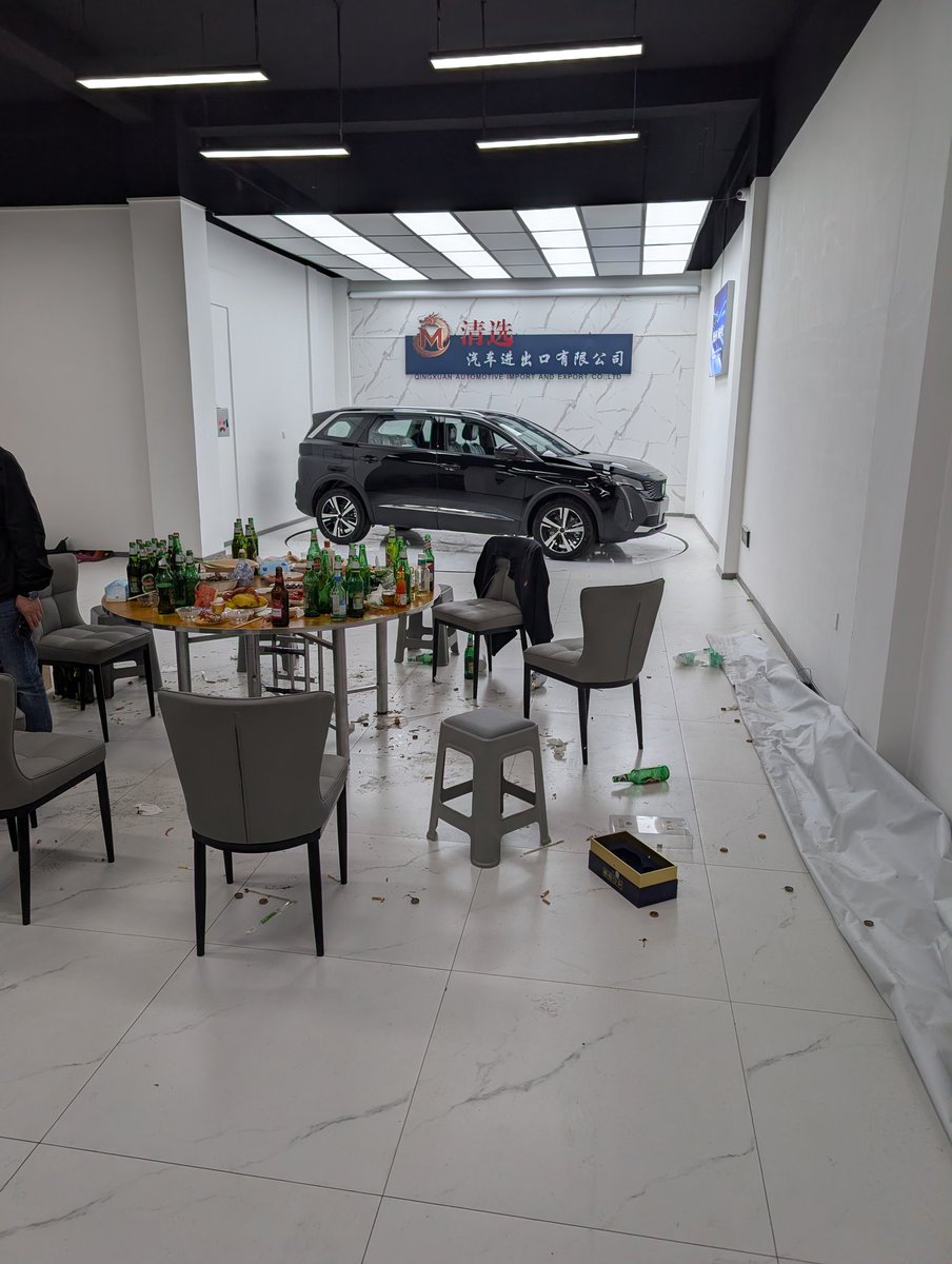 Побывал на корпоративе в честь 1 мая в китайском автосалоне. Через 100 грамм развитая китайская цивилизация превращается в полную свинарню. Не осуждаю.