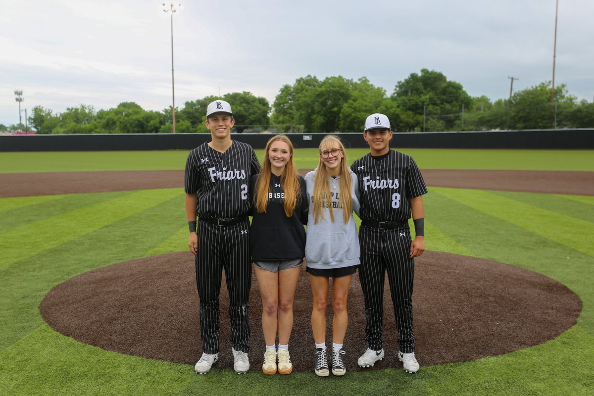 BishopLynch's tweet image. A moment to celebrate the memories and the brotherhood built on this field—this is what #FriarFamily is all about! 💪 #GoFriars #BELONGING