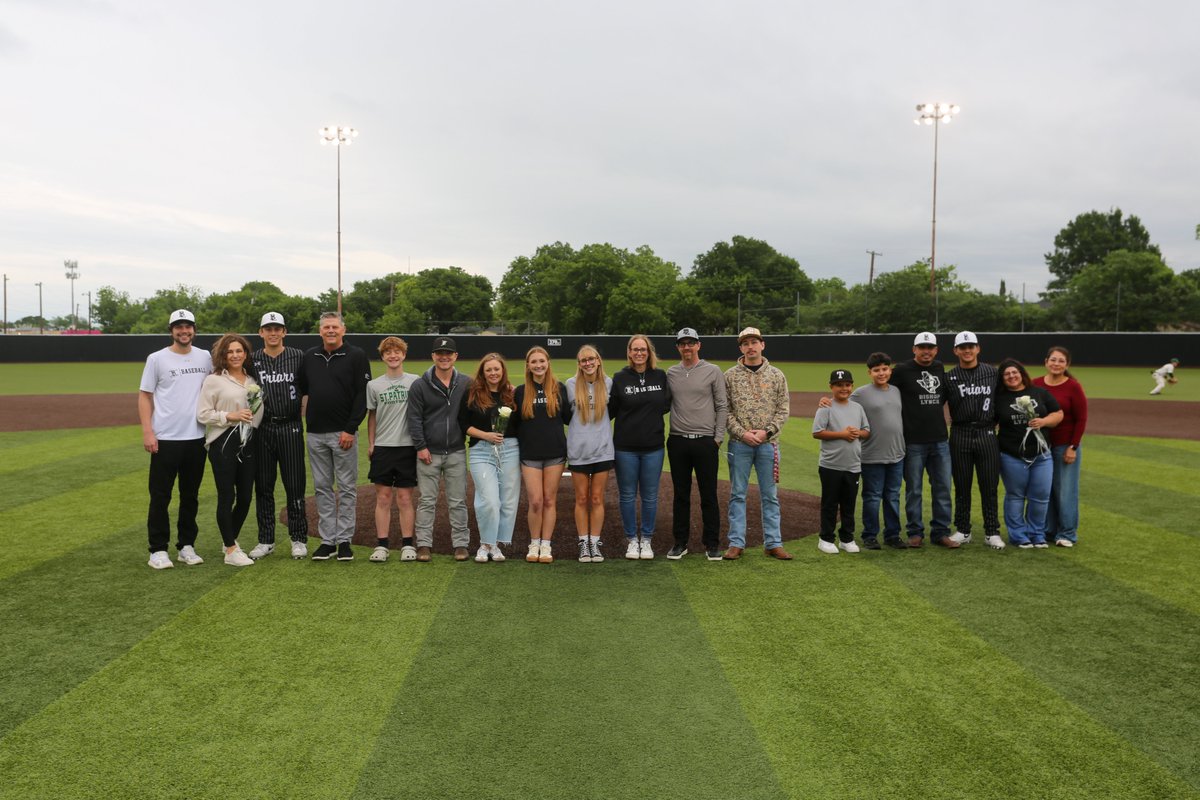 BishopLynch's tweet image. A moment to celebrate the memories and the brotherhood built on this field—this is what #FriarFamily is all about! 💪 #GoFriars #BELONGING