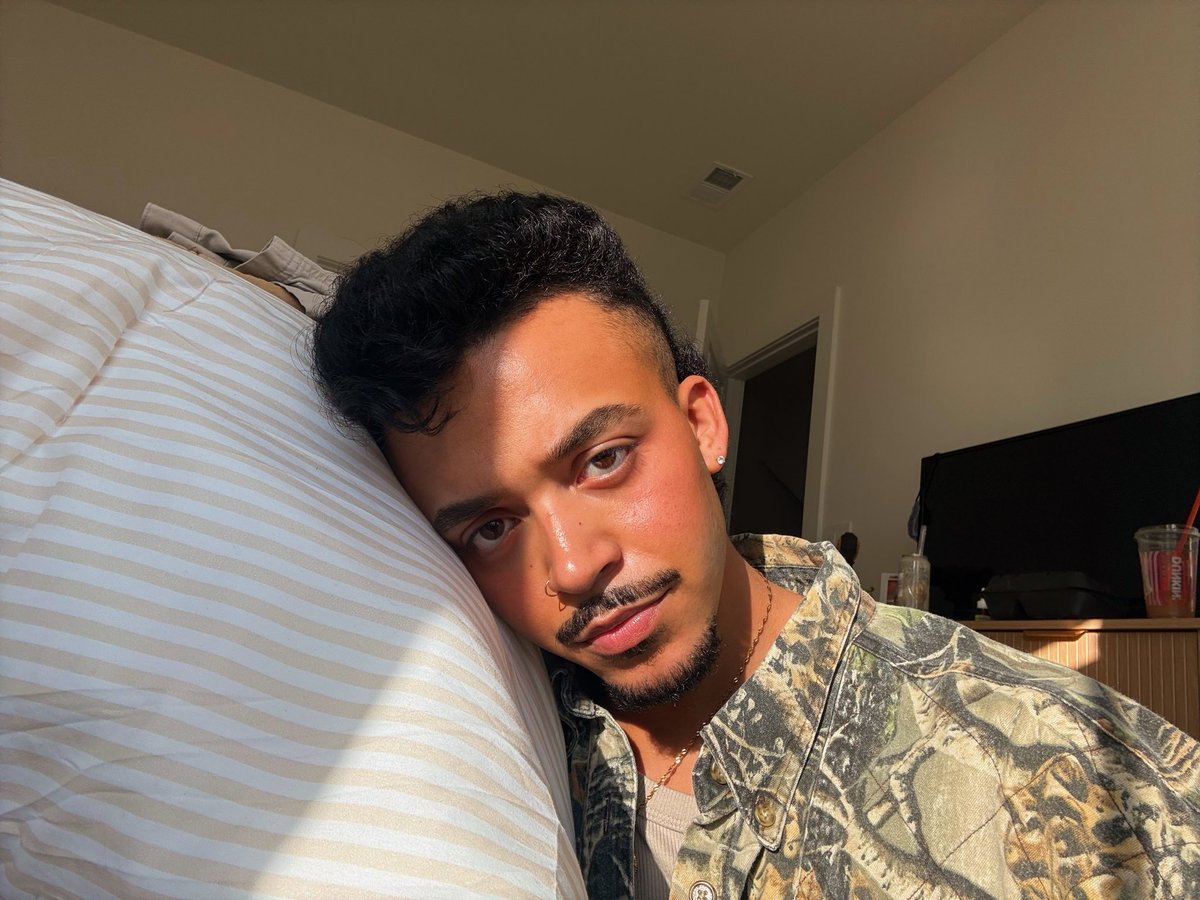 cjontrell's tweet photo. new home , new bed , new window https://t.co/SpF8bvcMKq