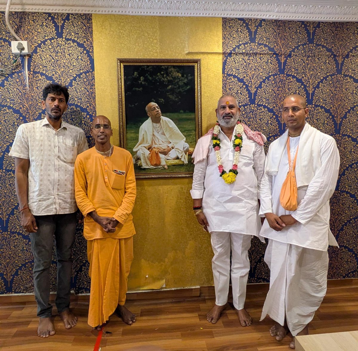 VenkatManda1's tweet photo. ఈ రోజు శ్రీ లక్ష్మినృసింహ స్వామి వారి జయంతి సందర్భంగా 
ఇస్కాన్ టెంపుల్ వారి ఆహ్వానం మేరకు 
శ్రీ లక్ష్మీనృసింహ స్వామి, బలరాముడు, సుభద్ర, కృష్ణుల
 భగవంతుల దర్శనం చేసుకోవడం , 
ఇస్కాన్ టెంపుల్ వారి సత్కారం చనా ఆనందకరం...
జై శ్రీ కృష్ణ ! జై జై శ్రీ కృష్ణ !! https://t.co/n1PrkV2Xkp