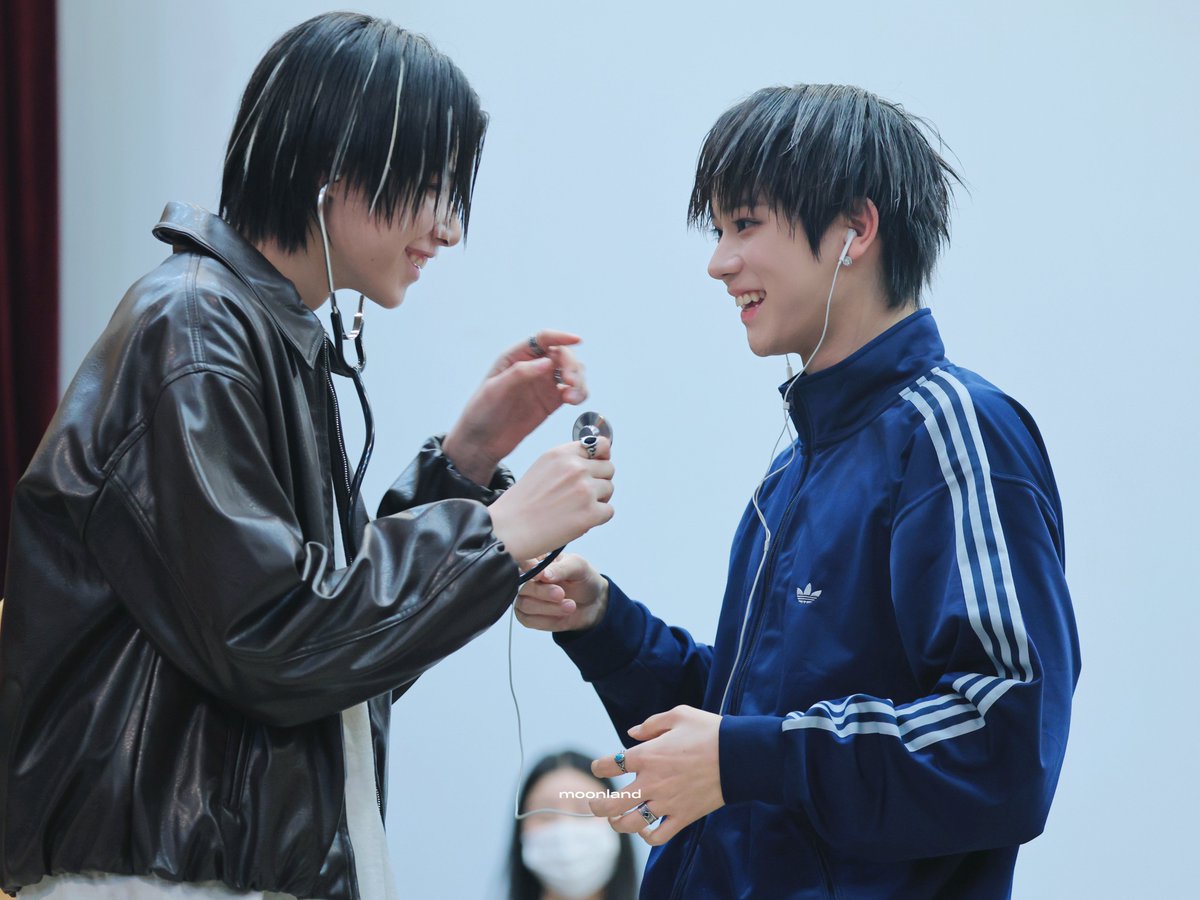 moonland tweet media