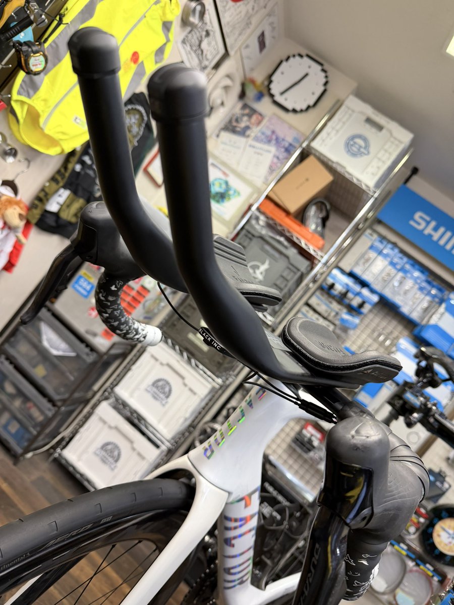u2bikes's tweet photo. 特殊系の作業はやってみたら
想定のプラス数時間なんてこと
はまれによくあるお話で

ロードバイクに実用性汎用性重視
着脱のしやすさ優先で
DHバー&Di2セッティング
マニュアル+αで出来る限りでいい感じに
一度組み方確立すれば次回は楽々👍
 #ロードバイク
 #FACTORBIKES
 #BLACKINC
 #DHバーハンドル
 #U2BIKES