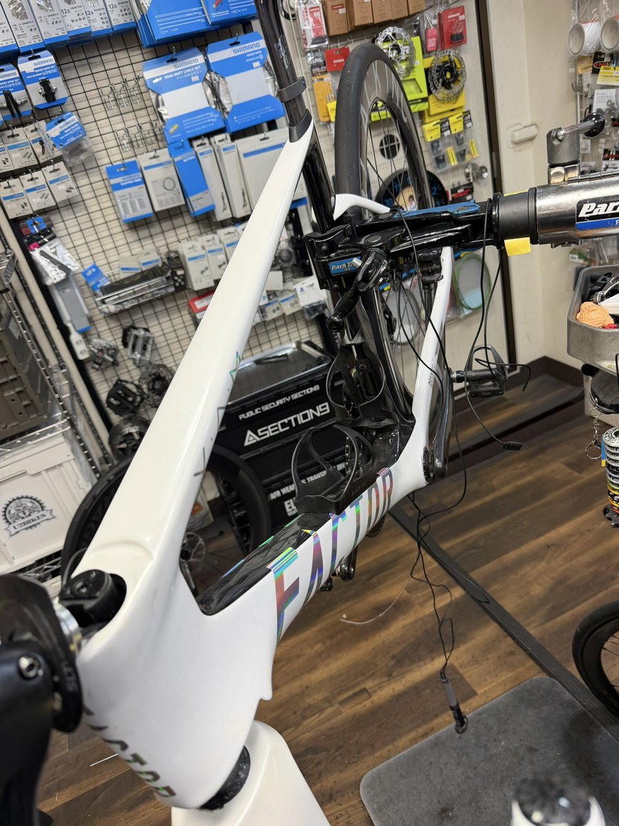 u2bikes's tweet photo. 特殊系の作業はやってみたら
想定のプラス数時間なんてこと
はまれによくあるお話で

ロードバイクに実用性汎用性重視
着脱のしやすさ優先で
DHバー&Di2セッティング
マニュアル+αで出来る限りでいい感じに
一度組み方確立すれば次回は楽々👍
 #ロードバイク
 #FACTORBIKES
 #BLACKINC
 #DHバーハンドル
 #U2BIKES