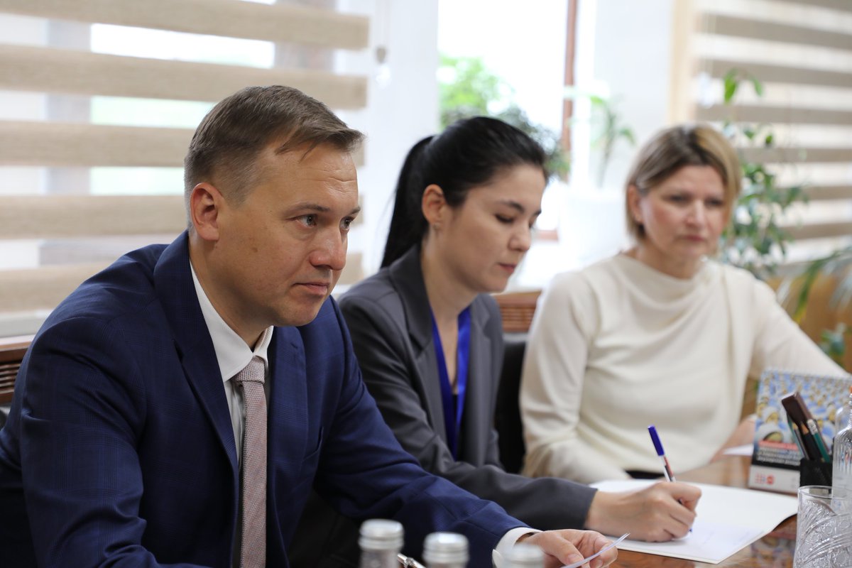 EUinTajikistan's tweet image. 🇪🇺🇹🇯 EU Ambassador Radoslaw Darski met Mr Jamshed Nurmahmadzoda, Director of the Agency on #Statistics, to strengthen EU–Tajikistan cooperation on statistical #capacity. 
Talks focused on reliable data, #Eurostat cooperation, &amp;amp; upcoming #employment statistics.