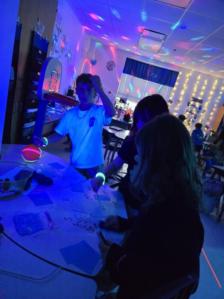 RISgreatness's tweet photo. Glow Day in 4th grade math. Thank you Robinson Education Foundation for makin a memorable moment! https://t.co/nqSRvTdGWv