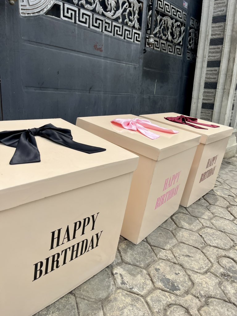 thetaoscreative's tweet image. Make birthdays feel extra
Our large birthday box is designed to impress from the first look to the final reveal..spacious and perfect for creating unforgettable moments.
When the packaging looks this good, the celebration already feels premium.
#BirthdayBox #LuxuryPackaging
