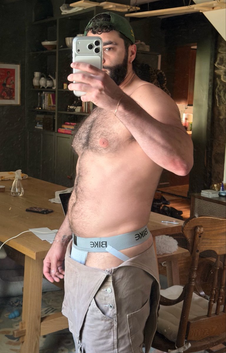 somedumbjawn's tweet photo. Pro tip: Chopping wood in a jock has better aerodynamics https://t.co/BbS4z6noH8