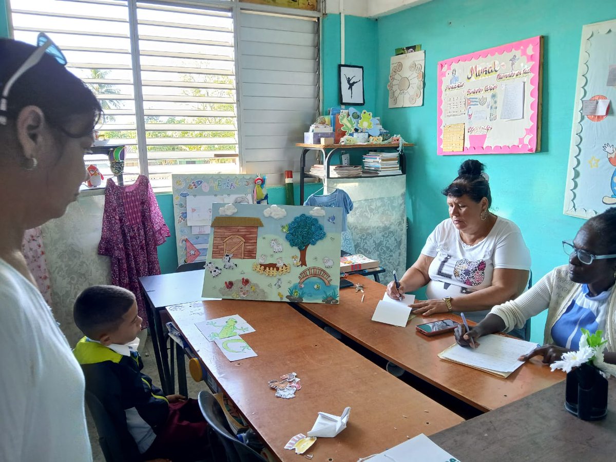 educarabos's tweet photo. Trabajadores de la escuela primaria Camilo Cienfuegos categorizados. Felicidades 
#MatancerosEnVictoria 
#CubaMined
#LaPatriaSeDefiende https://t.co/HIJ7TJHFUc