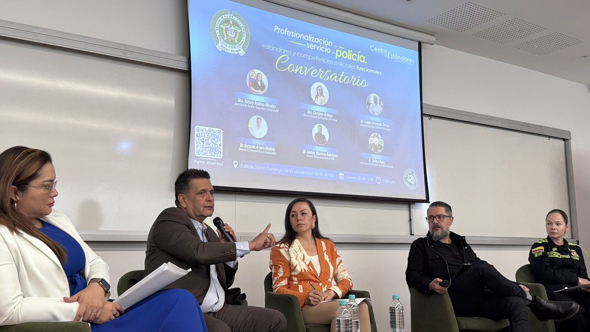 Mesascomercio's tweet photo. La profesionalización del servicio de policía avanza con estándares y competencias funcionales que fortalecen su labor. En este conversatorio, @SENABogotaDC y la @PoliciaColombia ratifican su trabajo articulado desde las Mesas Sectoriales para cualificar el talento humano🚔📘. https://t.co/waW1qJH3dH