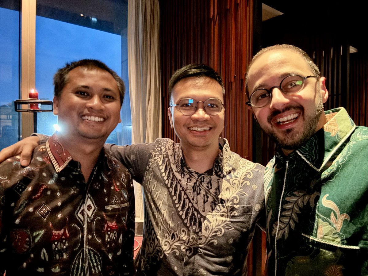 KamiarMohaddes's tweet image. Wonderful to catch up w/ many of our students from Cohort 1 of the #Indonesian Presidential Fellowship Program over dinner at Ministry of Higher Education, Science &amp;amp; Technology &amp;amp; hand-delivering the letters they had written to themselves in Sept w/ reflections from our programme.