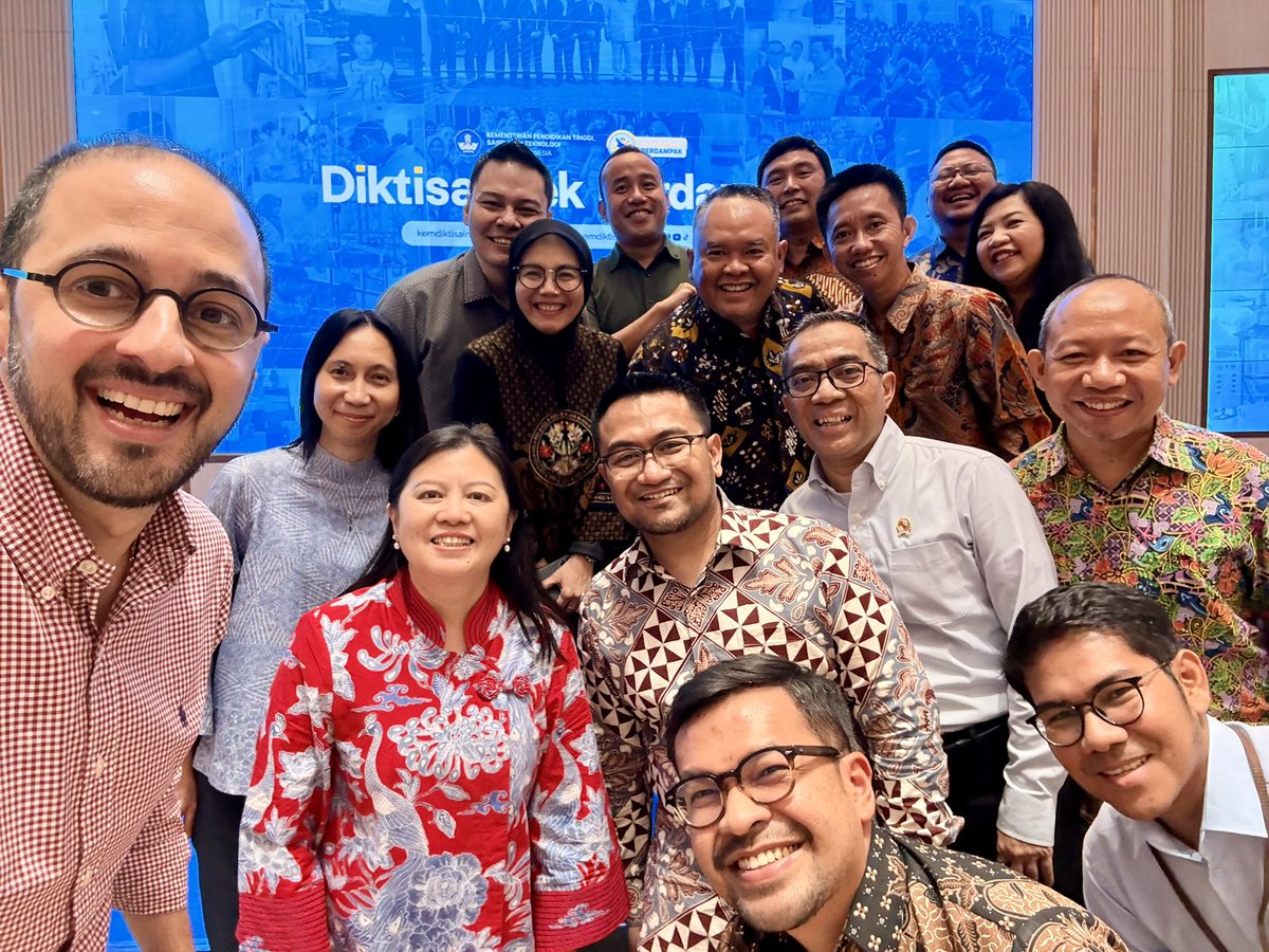 KamiarMohaddes's tweet image. Wonderful to catch up w/ many of our students from Cohort 1 of the #Indonesian Presidential Fellowship Program over dinner at Ministry of Higher Education, Science &amp;amp; Technology &amp;amp; hand-delivering the letters they had written to themselves in Sept w/ reflections from our programme.