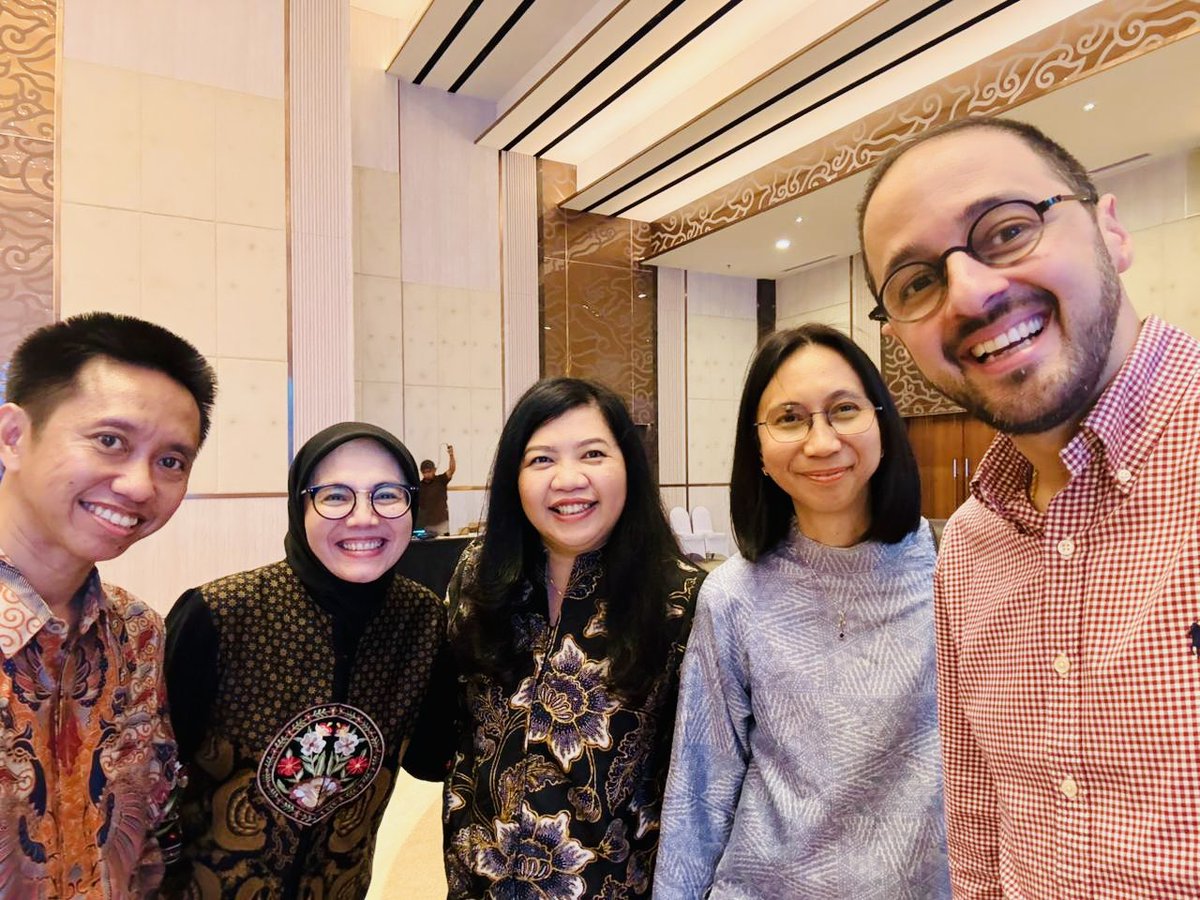 KamiarMohaddes's tweet image. Wonderful to catch up w/ many of our students from Cohort 1 of the #Indonesian Presidential Fellowship Program over dinner at Ministry of Higher Education, Science &amp;amp; Technology &amp;amp; hand-delivering the letters they had written to themselves in Sept w/ reflections from our programme.