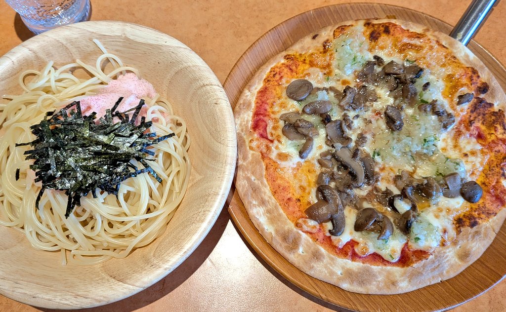 何本かあるうちの収入の柱の一本が無くなっちゃってヤバいよー
とりあえずサイゼで炭水化物
野菜ときのこのピザ(   ◜ω◝  )ｳﾏｲ