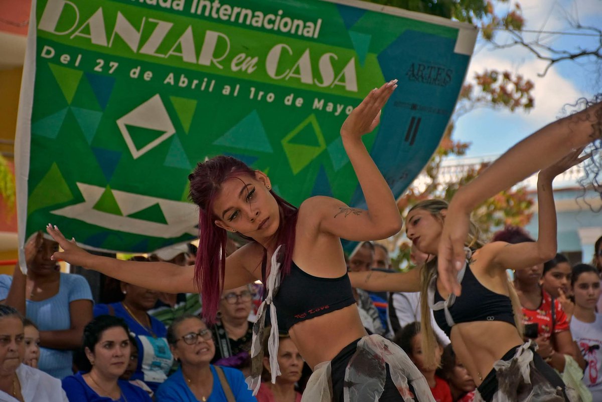 elpinceltva's tweet photo. Rostros y cuerpos del maratón danzario más largo de nuestro evento Danzar en Casa. Durante más de 8 horas danzando sin parar. Desde las 9 de la mañana hasta las 5 de la tarde. 270 artistas. 
📷 Michel Guerra #danzarencasa2026 #danzarencasa #CubaEsCultura #Cuba  #CiegodeAvila https://t.co/LpyhrSzUHx